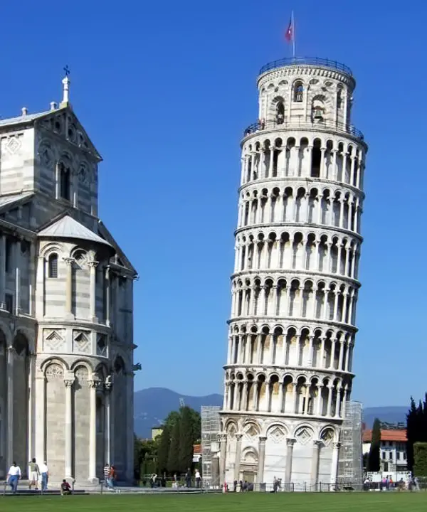 La torre di Pisa che simboleggia la postura errata